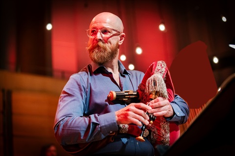 Simon Rickard plays musette, cr Lando Rossi.jpg